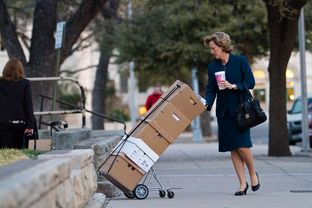 Prosecutor Lisa Tanner enters Tom Green County Courthouse on the first day of Mark Norwood's trial, Mar 19, 2013.