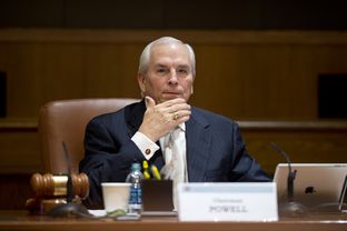 Chairman Gene Powell gavels in the meeting April 10, 2013 where the UT Board of Regents voted to turn over records to lawmakers regarding the Law School Foundation.