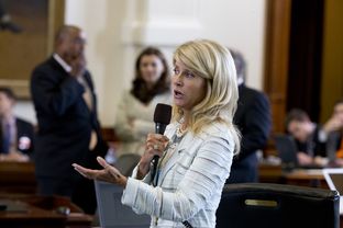 Sen. Wendy Davis, D-Fort Worth, debates Sen. Bob Deuell, R-Greenville, about halfway through a filibuster of SB 5 on June 25, 2013.