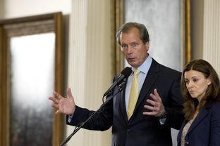 Lt. Gov. David Dewhurst explains the gallery rules for the second special session as Senate Parliamentarian Karina Davis listens on July 1, 2013.