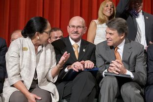Gov. Rick Perry, r, with Presidents Dr. Juliet Garcia and Dr. Robert Nelsen at the ceremony at the former UT-Pan Am in Edinburg, TX on July 16, 2013.