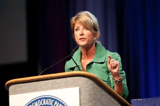 Texas Senator Wendy Davis, D-Fort Worth, speaking at the 2010 Democratic Convention in Corpus Christi, Jun. 26, 2010.