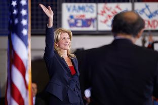 State Sen. Wendy Davis, D-Fort Worth, announces her campaign for governor in front of a crowd of supporters in Haltom City on Oct. 3, 2013.