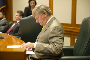 Attorney Rusty Hardin looks over his notes at the House Select Committee on Transparency in State Operations on October 22, 2013.