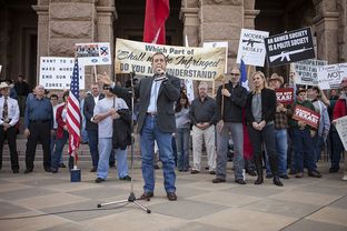 Texas Land Commissioner Jerry Patterson speaking at the Guns Across America Rally at the Capital on Jan. 19, 2013.