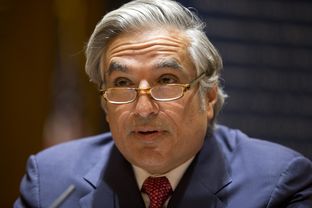 UT System Chancellor Francisco Cigarroa announces his resignation on Feb. 10, 2014.
