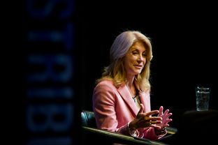 Democratic gubernatorial candidate Wendy Davis speaks with Evan Smith at a TribLive event in Austin, TX.
