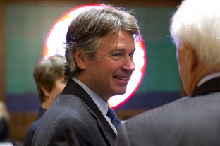 University of Texas Regent Wallace Hall talks with colleague Gene Powell during a break at a regents' meeting on May 14, 2014.