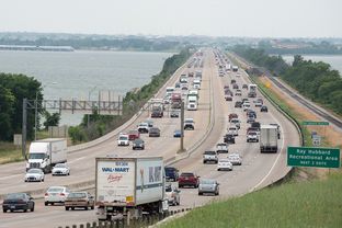 Traffic on I-30 on the eastern side of Lake Ray Hubbard in Rockwall on June 6. A proposed private tollway to relieve traffic in the area appears to be dead.