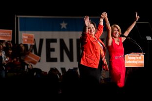 Democratic nominee Wendy Davis addresses her supporters at the filibuster anniversary celebration hosted by her gubernatorial campaign.