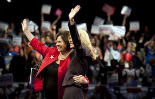 Democratic nominee for governor Wendy Davis (r.) and lieutenant governor Leticia Van de Putte at the Democratic state convention in Dallas, Texas, on June 27, 2014.