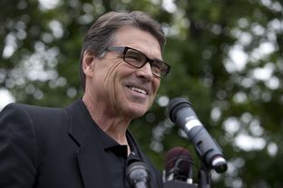 Gov. Rick Perry talks with New Hampshire voters at a GOP rally in Stratham, N.H., on Aug. 25, 2014.