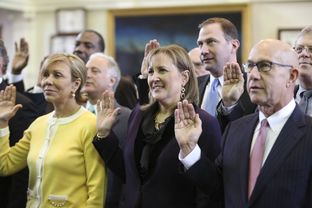New Texas Sen. Konni Burton, c, stands with other incoming Senators during the swearing-in ceremony at the Texas Capitol Jan. 13, 2015.