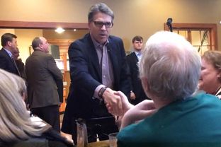 Former Gov. Rick Perry meets with Iowans on May 18, 2015, in Sioux Center.