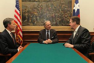 (L-R) State House Speaker Joe Straus, Governor Greg Abbott and Dan Patrick on May 21, 2015.