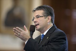 Sen.Charles Perry, R-Lubbock, continues debate with Sen. Kirk Watson on HB3994 an abortion reform measure on May 25, 2015.