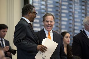 House Speaker Joe Straus, right, with state Rep. Harold Dutton, D-Houston, on June 1, 2015.