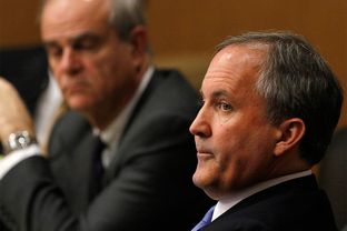 Texas Attorney General Ken Paxton, right, looks at one of the special prosecutors during a pre-trial hearing at the Collin County Courthouse on Dec. 1, 2015. Paxton faces felony charges related to claims that he misled investors in business dealings before he took office as attorney general.
