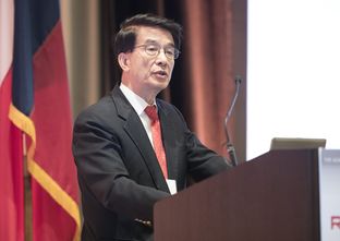Physicist Paul Chu, head of the University of Houston's Center for Superconductivity, speaks at a research summit organized by the Academy of Medicine, Engineering and Science of Texas on Nov. 13, 2015.