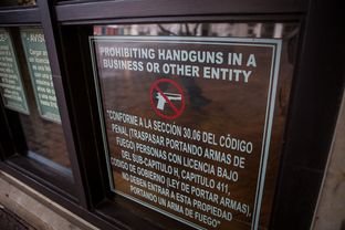 An open carry sign posted at the entrance to the DoubleTree Hotel in Austin on Dec. 21, 2015.
