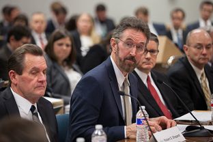 Oncor CEO Bob Shapard testifies before the Texas Public Utility Commission on Jan. 11, 2016. He expressed concerns over the Hunt family's plan to buy Oncor, the state's largest electric utility.
