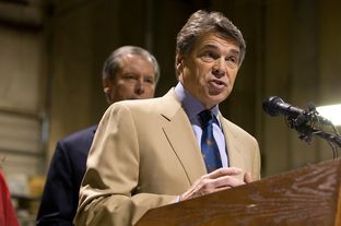 Gov. Rick Perry and Lt. Gov. David Dewhurst on Nov. 13, 2012, at a press conference on proposed legislation regarding drug testing for state benefit recipients.