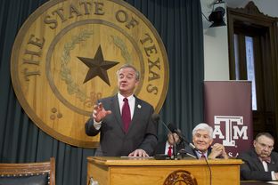 A&M System head John Sharp, l, at a Capitol presser with Commissioner Raymond Paredes and A&M's R. Bowen Loftin, r, on Jan. 23, 2013