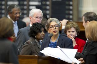 Rep. Senfronia Thompson (c), D-Houston, asks a question of Rep. David Simpson in a debate about the House rules on January 9, 2013.