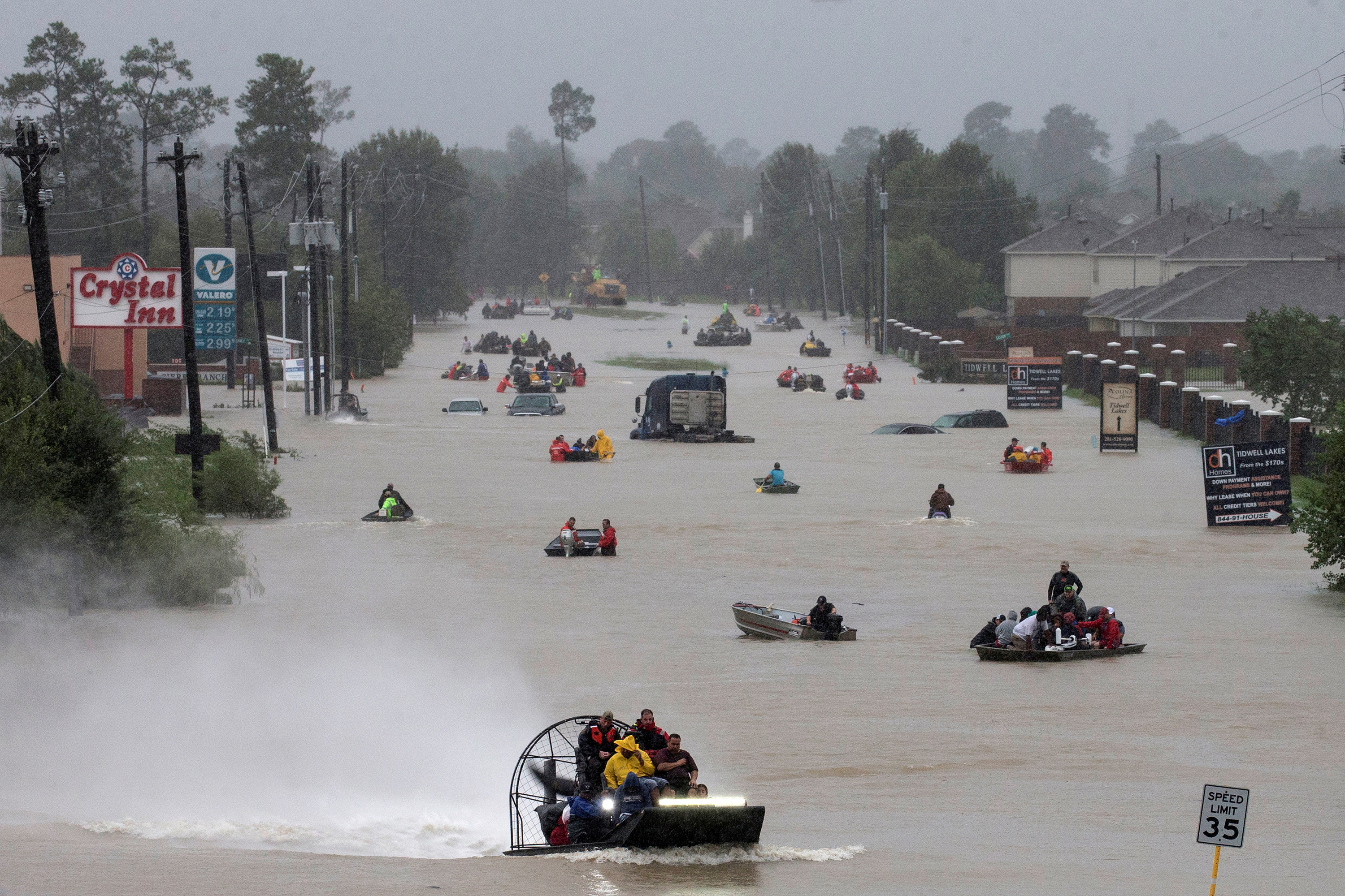 Жители использовали лодки для эвакуации паводковых вод после тропического шторма Харви вдоль Тидвелл-роуд в Хьюстоне 28 августа 2017 года.