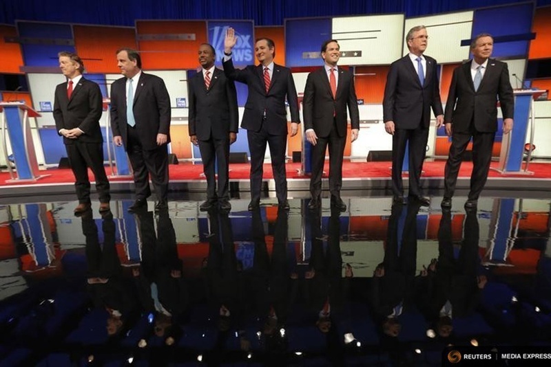 Republican U.S. presidential candidates pose together onstage at the start of the debate held by Fox News for the top 2016 U.S. Republican presidential candidates in Des Moines, Iowa on Jan. 28, 2016.