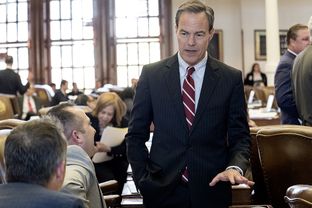 State House Speaker Joe Straus on the floor as the House takes up the budget on April 6, 2017.