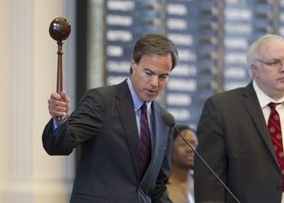 House Speaker Joe Straus (l), R-San Antonio, adjourns the House of Representatives sine die on June 29, 2011.